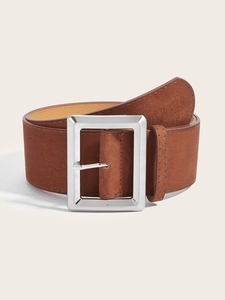 Détail d'une ceinture large en daim marron avec boucle carrée en métal argenté poli