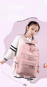 Dettaglio zaino scuola rosa con strisce riflettenti e ampio design multizona interno