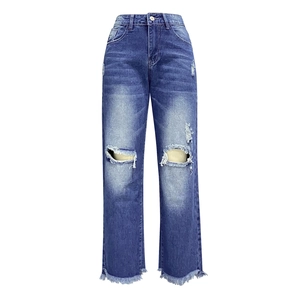Detail van high-waist jeans met knie-distressing en onafgewerkte rafelige zoomranden