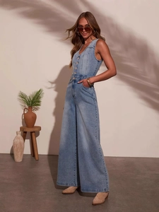 Vue détaillée d'une combinaison en jean bleu clair avec col en V et jambes larges