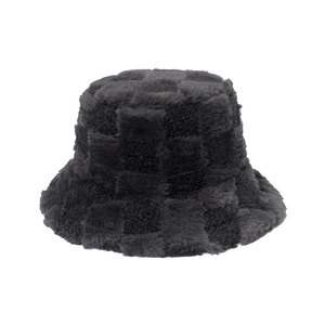 Détail d'un chapeau bob en fausse fourrure gris foncé avec motif à damier pelucheux