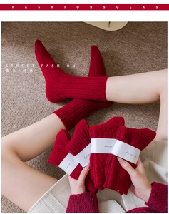 Thick red thermal knit socks for Christmas featuring cozy ribbed texture and bundled packaging