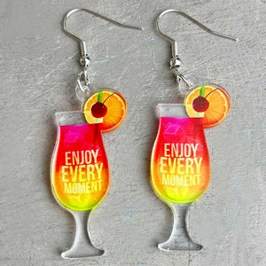 Tropische Cocktail-Ohrringe aus Acryl mit Früchten auf modernem Betonhintergrund