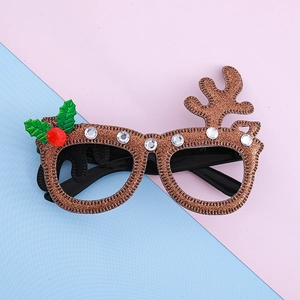 Lunettes de Noël avec bois de renne pailletés marron et houx sur un fond pastel doux