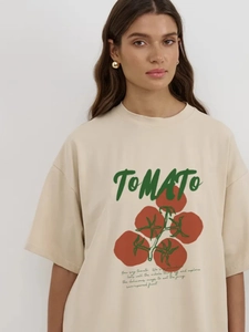 Oversized μπεζ βαμβακερό T-shirt με χειροποίητο σχέδιο ντομάτας και πεσμένους ώμους