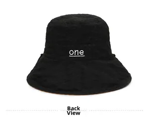 Détail du tissu texturé et vue arrière du chapeau de soleil noir de type bob