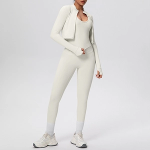 Dettaglio dei fori per il pollice sul set yoga 3 pezzi con giacca e leggings slim