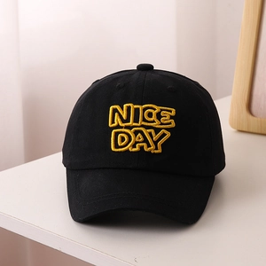 Détail de la broderie 3D Nice Day jaune sur casquette de baseball en coton noir