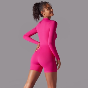 Tuta da yoga rosa vivace a maniche lunghe aderente con elevata elasticità e collo