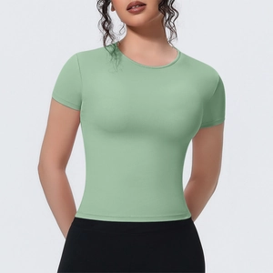 Gros plan d'un t-shirt de yoga vert clair ajusté avec un tissu stretch et respirant
