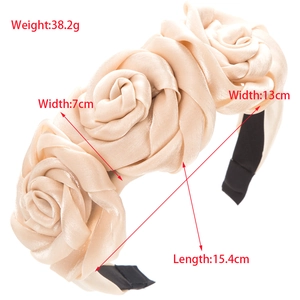 Serre-tête élégant en satin beige avec grandes roses 3D et dimensions du produit