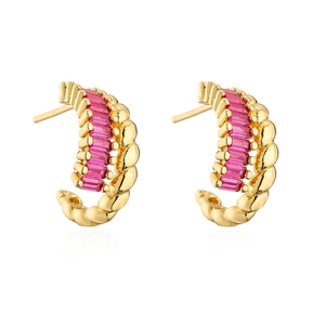 Detail of gold C-shaped earrings with pink baguette-cut zircons and twisted rope edges