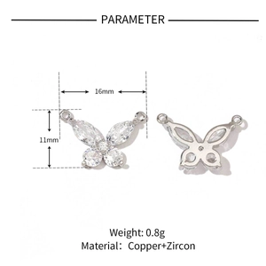 Détail du pendentif papillon en zircon argenté mesurant 16mm sur 11mm en cuivre