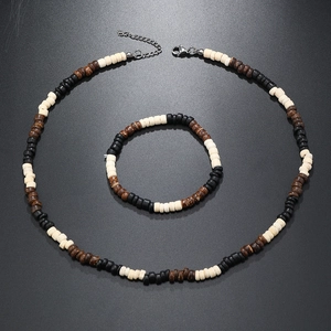 Ensemble collier et bracelet bohème composé de perles de bois blanches, noires et brunes