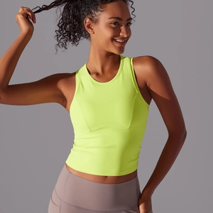 Détail du débardeur de yoga vert citron avec coutures ergonomiques et tissu évacuant l'humidité