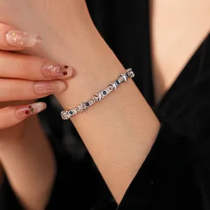 Bracciale con maglie a X in metallo argento con zirconi quadrati blu e bianchi