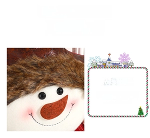 Gros plan d'un bonhomme de neige en peluche avec bonnet en fourrure et nez carotte