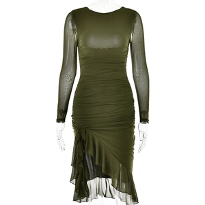 Détail de la robe moulante vert armée avec manches en mesh et ourlet à volants
