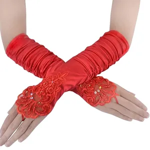Gants longs rouges en satin sans doigts avec plis drapés et broderie en dentelle strassée