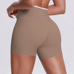 Vue macro du short de yoga taille haute avec coutures en V pour un effet galbant des fesses