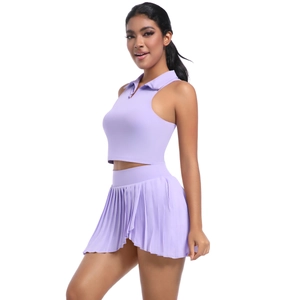 Détail de l'ensemble de tennis violet clair avec haut polo et jupe de sport plissée