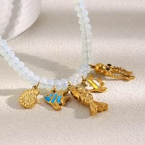 Collier de perles avec pendentifs créatures marines plaqués or 18 carats et opale