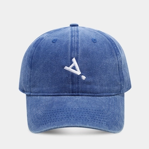 Dettaglio del ricamo su cappellino da baseball in denim blu lavato con logo minimalista