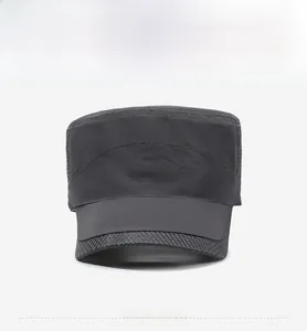 Détail de la casquette militaire gris foncé avec broderie SPORT et tissu respirant