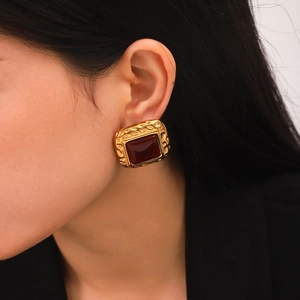 Boucles d'oreilles vintage dorées carrées texturées avec pierre marron portées