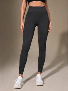 Détail du legging de yoga noir taille haute avec gainage abdominal et tissu sans couture
