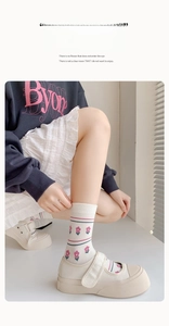 Gros plan de chaussettes en coton à fleurs avec bords côtelés et rayures bleues