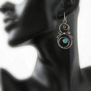 Boucles d'oreilles vintage en argent avec pierres turquoise et orange sur modèle