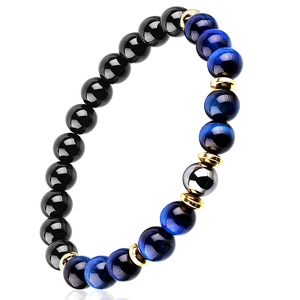 Détail du bracelet triple protection avec œil de tigre bleu, perles obsidienne et or