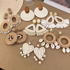 Boucles d'oreilles bohèmes en raphia avec coquillages et perles pour l'été