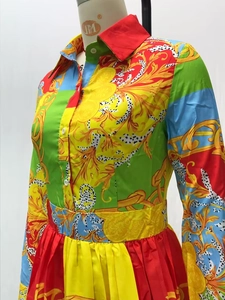 Detalle de las mangas largas y falda plisada con estampado barroco en un maniquí