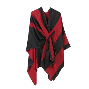 Damen Wende-Poncho-Cape mit roten und schwarzen Streifen und schickem Bindeband vorne