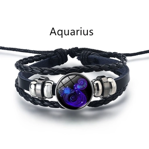 Détail d'un bracelet en cuir multicouche avec médaillon Aquarius en verre lumineux