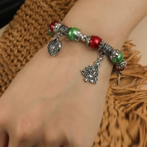 Bracelet de Noël fait main avec perles rouges vertes et pendentifs sapin de Noël