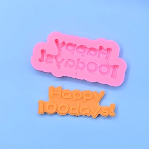 Dettaglio stampo in silicone con scritta Happy 100days! per decorazione torte neonato