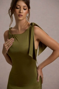 Dettaglio dell'abito in raso verde oliva con elegante fiocco sulla spalla