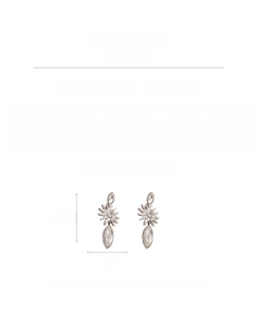 Dettaglio degli orecchini a fiore di lusso con dimensioni 8,5x4cm e peso di 35,7g