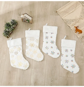 Détails de chaussettes de Noël en peluche avec motifs flocons dorés et colorés