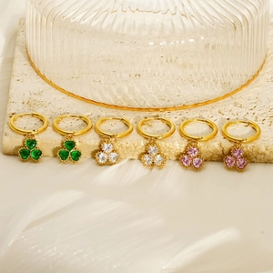 Schicke 18K vergoldete Kleeblatt-Ohrringe mit grünen, rosa und weißen Kristallen