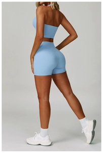 Gros plan sur le soutien-gorge de sport bleu clair et le short de yoga gainant