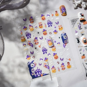 Détails d'autocollants nail art Halloween avec château violet, citrouille et chauve-souris