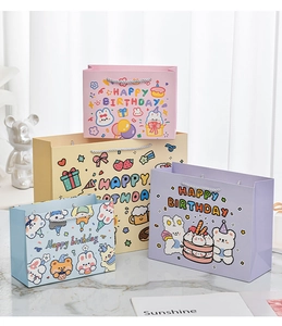 Detailansicht von vier bunten Papiertüten mit Tiermotiven für Kindergeburtstage