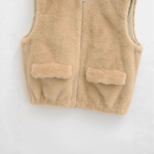 Gilet chic in ecopelliccia da donna color cammello con zip e doppie tasche applicate davanti