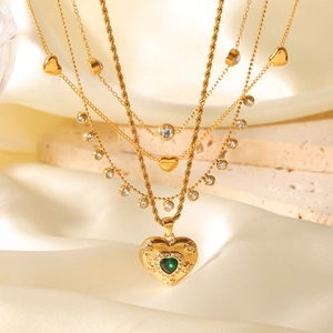 Collier multicouche plaqué or 18K avec cœur en pierre verte et pendentifs en zircon