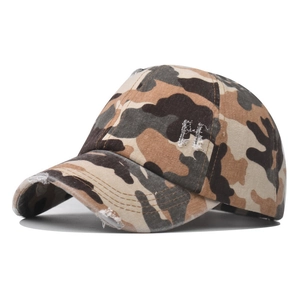 Détail de la casquette camouflage avec broderie H blanche et finitions usées vintage