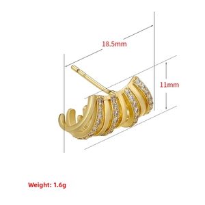 Dettaglio degli orecchini placcati oro a più file con larghezza 18,5mm e altezza 11mm
